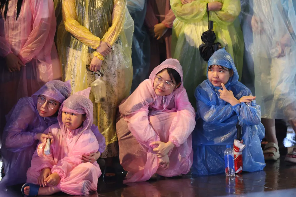 Đêm Gala “Tổ quốc bình yên”: Bản hùng ca dưới mưa và sức mạnh từ lòng dân - Ảnh 6.