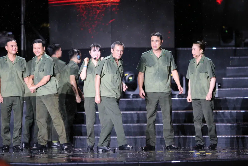 Đêm Gala “Tổ quốc bình yên”: Bản hùng ca dưới mưa và sức mạnh từ lòng dân - Ảnh 13.