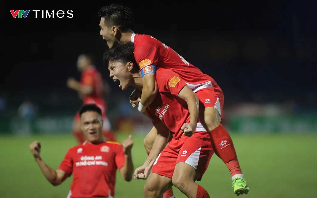 Ngược dòng đầy cảm xúc, Công an TP Hồ Chí Minh vươn lên ngôi đầu BXH V.League