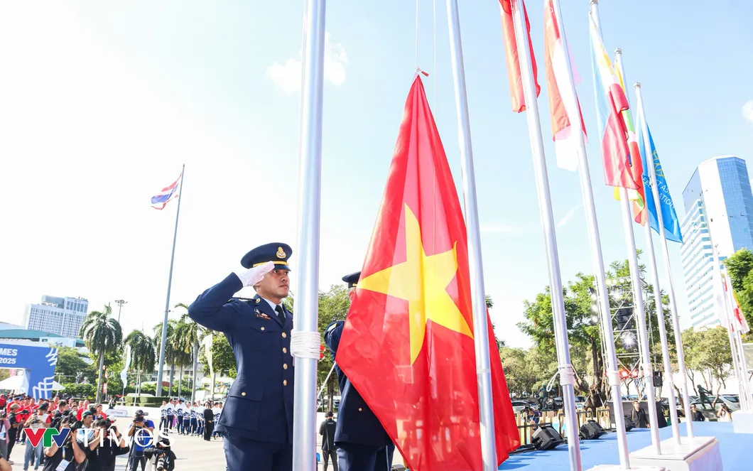 Quốc kỳ Việt Nam cùng các nước thành viên ASEAN tung bay trong lễ thượng cờ SEA Games 33