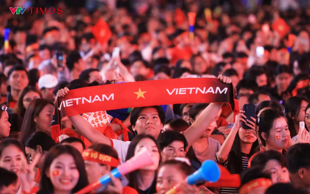 "Biển người" đổ về trung tâm TP Hồ Chí Minh cổ vũ U23 Việt Nam đá bán kết giải châu Á
