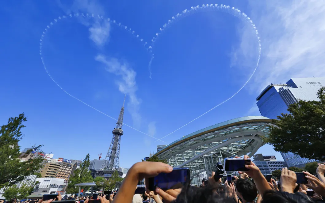 Biên đội bay Blue Impulse "vẽ mây" trên bầu trời Nagoya, chào đón ASIAD 20