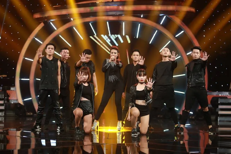 Khoảnh khắc quậy của Thu Minh và thí sinh ở CK Vietnam Idol - Ảnh 1.