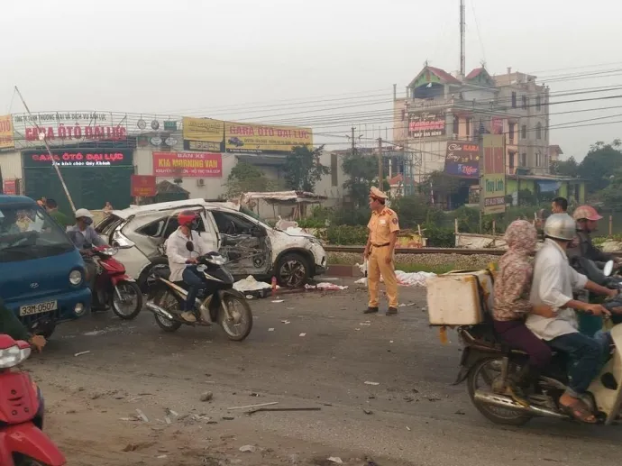 Tàu hỏa húc nát ô tô ở Thường Tín, 5 người chết, 2 người bị thương - Ảnh 1.