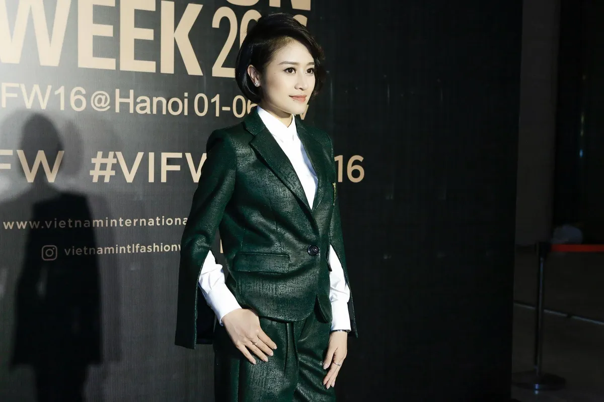 MC Phí Linh cá tính, đầy biến hóa tại Vietnam International Fashion Week - Ảnh 5.