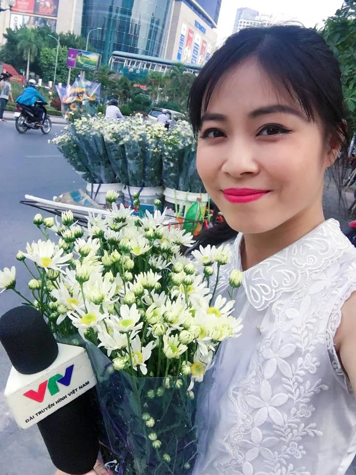 MC Hoàng Linh xinh đẹp giữa vườn cúc họa mi - Ảnh 2.