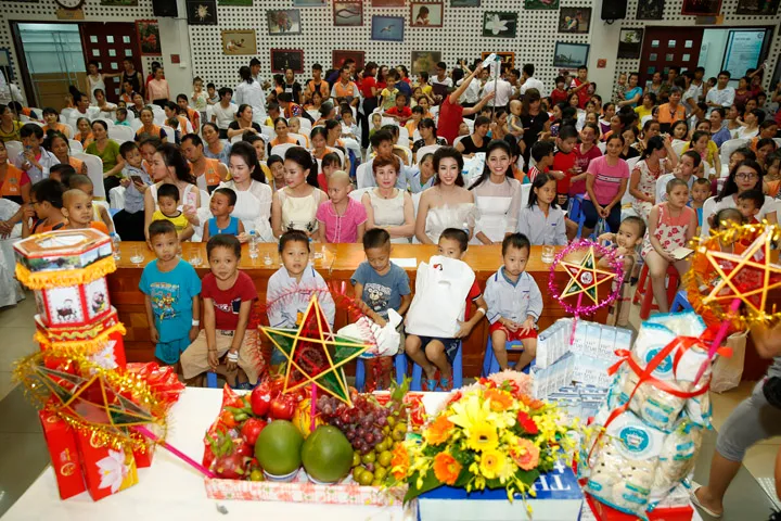 Hoa hậu Đỗ Mỹ Linh dịu dàng vui Tết Trung thu với bệnh nhi - Ảnh 9.