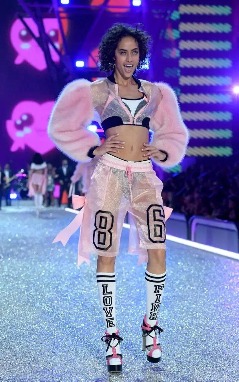 Mãn nhãn trước những màn trình diễn bốc lửa nhất Victorias Secret Fashion Show 2016 - Ảnh 32.