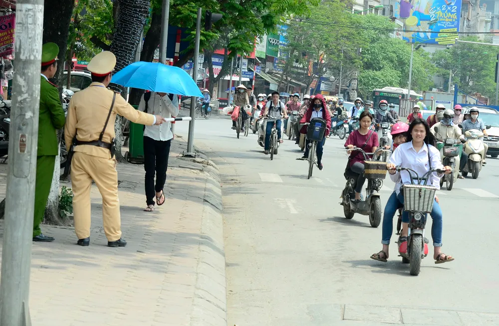 Báo động tai nạn giao thông ở học sinh khi đi xe máy điện, xe đạp điện - Ảnh 1.