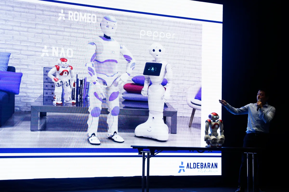 SoftBank tiên phong đưa robot NAO vào giảng dạy tiếng Anh tại Việt Nam - Ảnh 1.