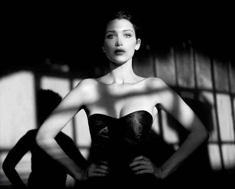 Bella Hadid khoe vai trần gợi cảm trên báo Nga - Ảnh 2.