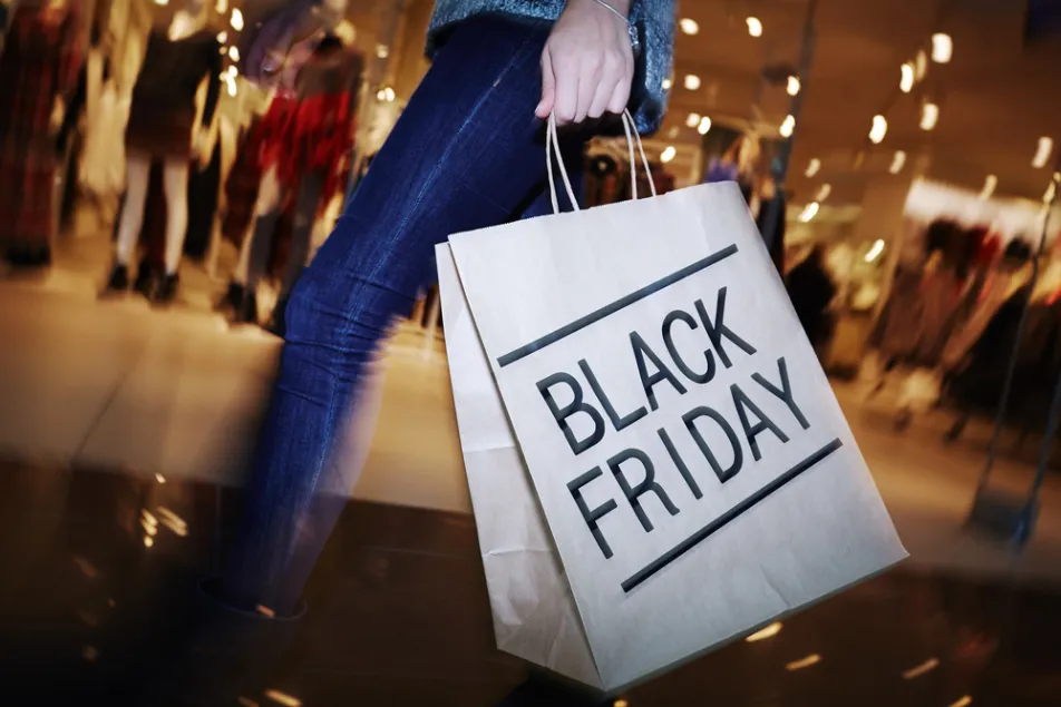 Giới trẻ Việt chạy đua săn hàng hiệu giá rẻ ăn theo Black Friday - Ảnh 1.