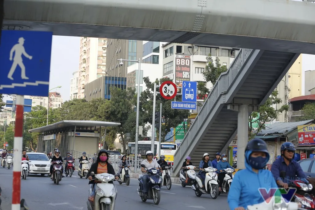 Hướng dẫn chi tiết cách sử dụng xe bus nhanh BRT - Ảnh 1.