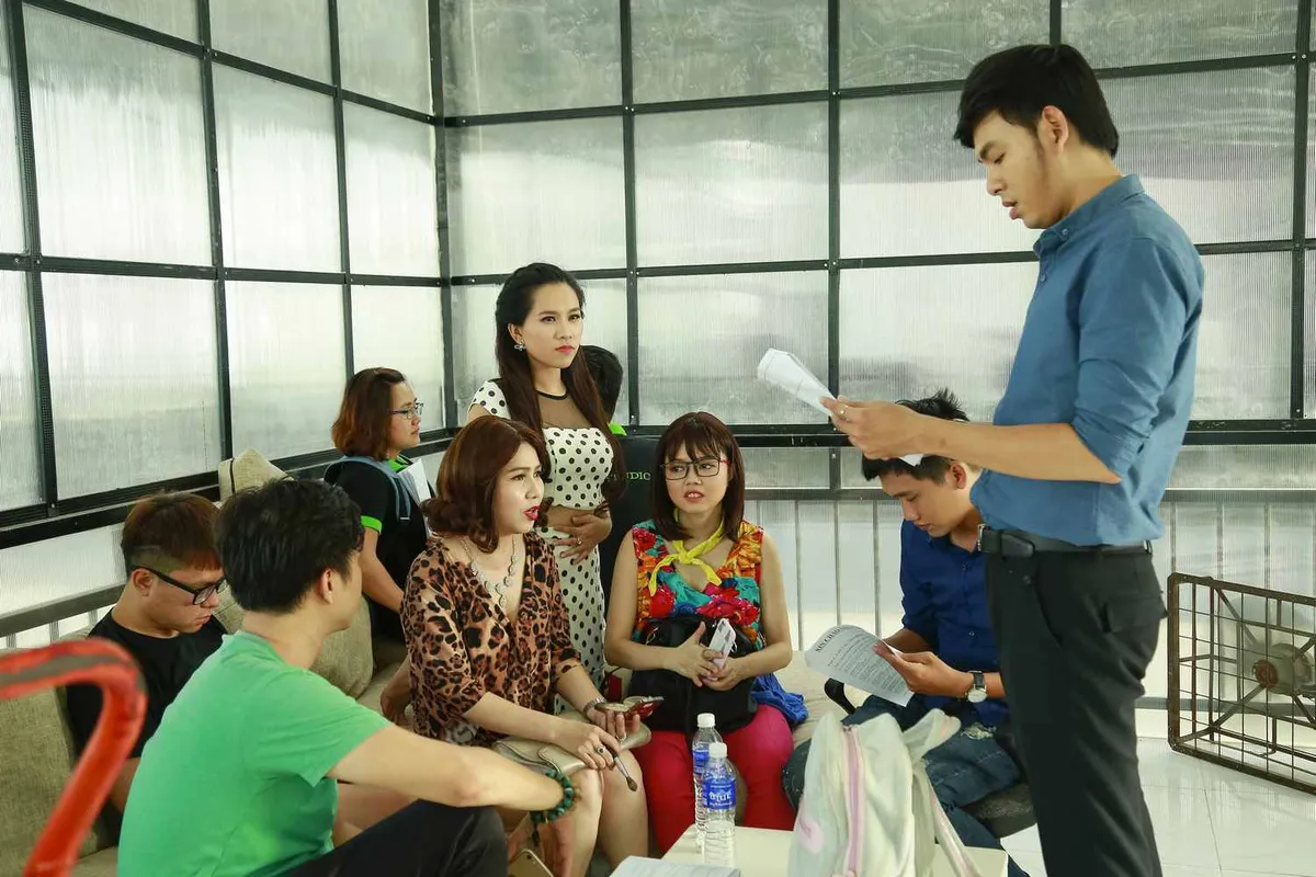 Hé lộ hình ảnh hậu trường sitcom mới Xin chào ông chủ - Ảnh 1.