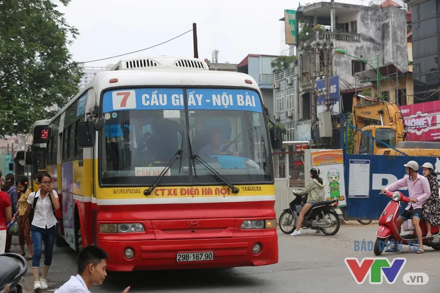 Tuyến xe bus nhanh BRT đầu tiên ở Hà Nội: Mới chỉ là xe bus ưu tiên - Ảnh 2.