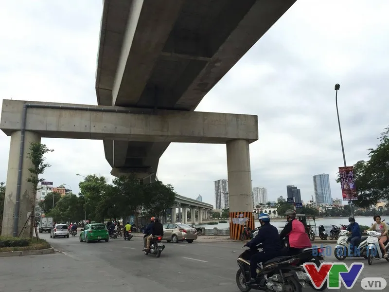 Hà Nội phát triển xe bus nhanh để chờ xây tàu điện trên cao, tàu điện ngầm - Ảnh 1.