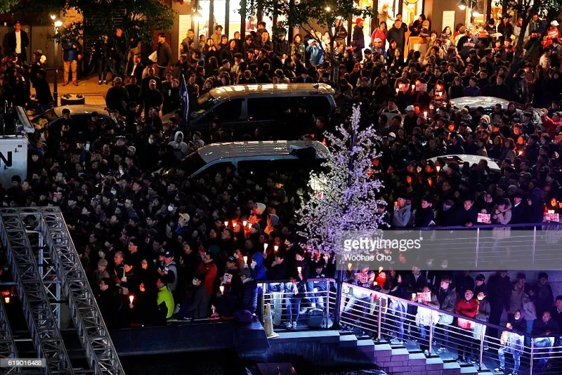 Tổng thống Hàn Quốc Park Geun-Hye trước sức ép từ chức lớn - Ảnh 2.