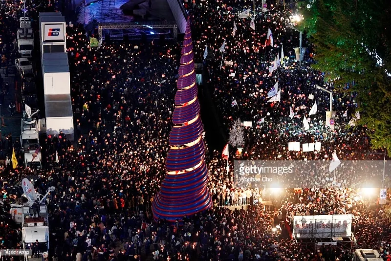 Tổng thống Hàn Quốc Park Geun-Hye trước sức ép từ chức lớn - Ảnh 3.