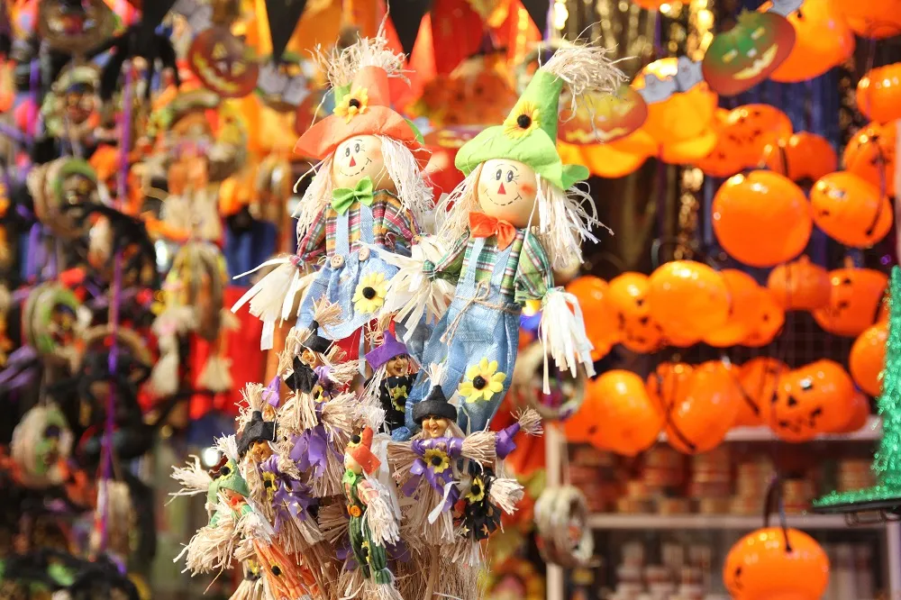 Bí ngô Halloween, mặt nạ ma quỷ lên ngôi trên phố Hàng Mã - Ảnh 11.