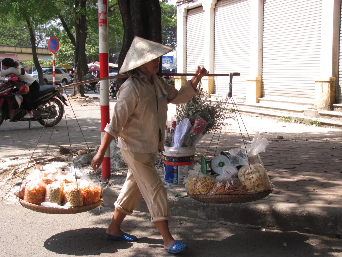 Hà Nội và những gánh hàng rong trên phố - Ảnh 12.