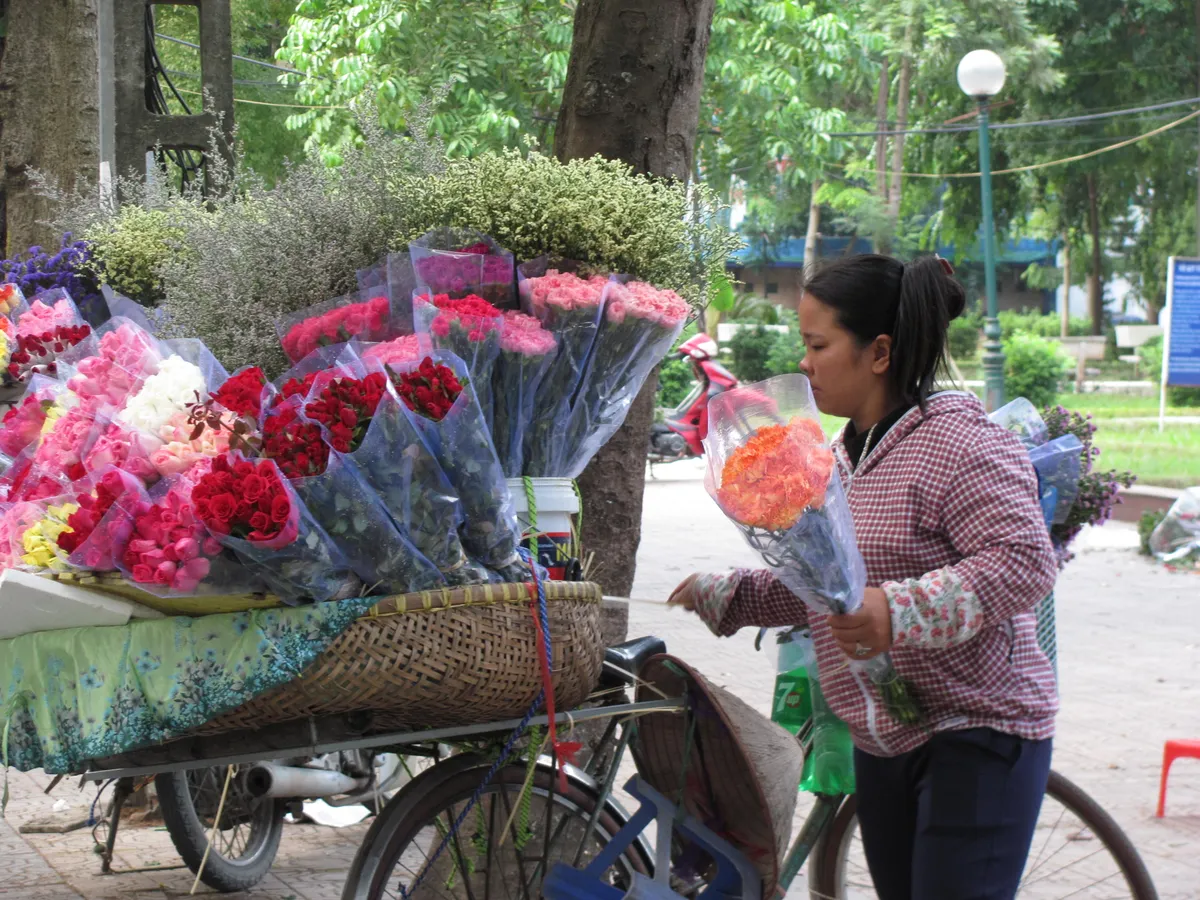 Hà Nội và những gánh hàng rong trên phố - Ảnh 1.