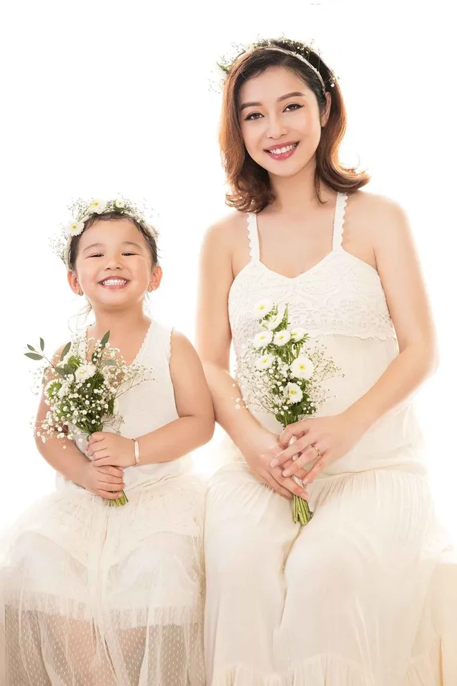 Mẹ con Jennifer Phạm cực đáng yêu trong bộ ảnh mới - Ảnh 3.