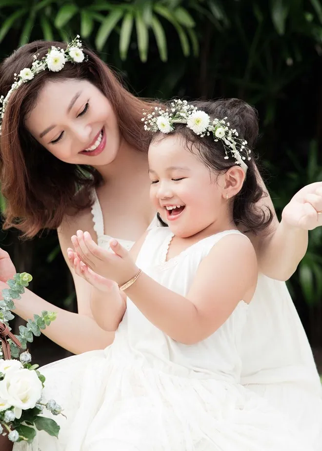 Mẹ con Jennifer Phạm cực đáng yêu trong bộ ảnh mới - Ảnh 1.