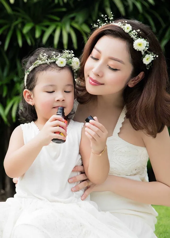 Mẹ con Jennifer Phạm cực đáng yêu trong bộ ảnh mới - Ảnh 2.