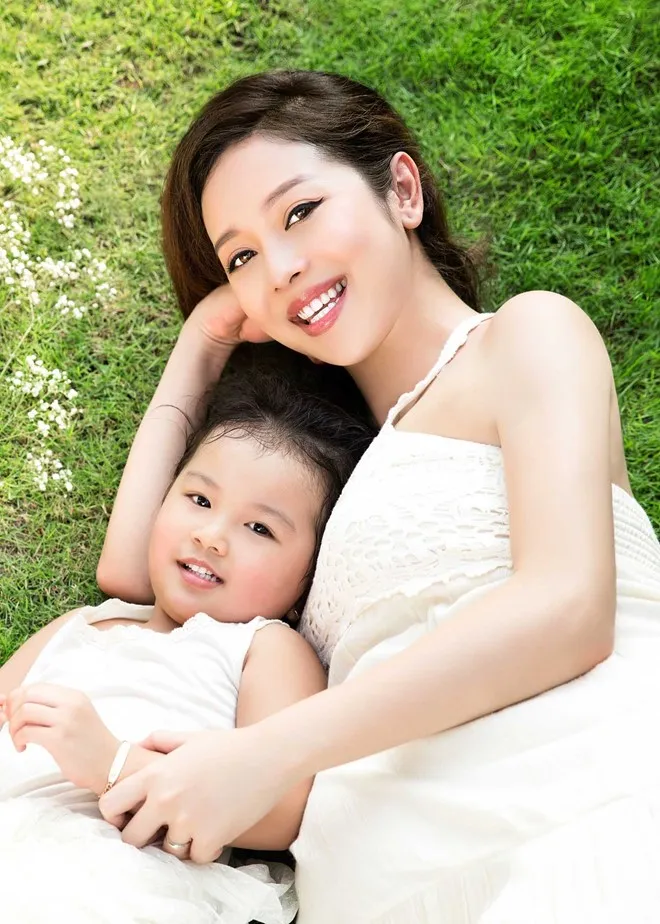 Mẹ con Jennifer Phạm cực đáng yêu trong bộ ảnh mới - Ảnh 4.