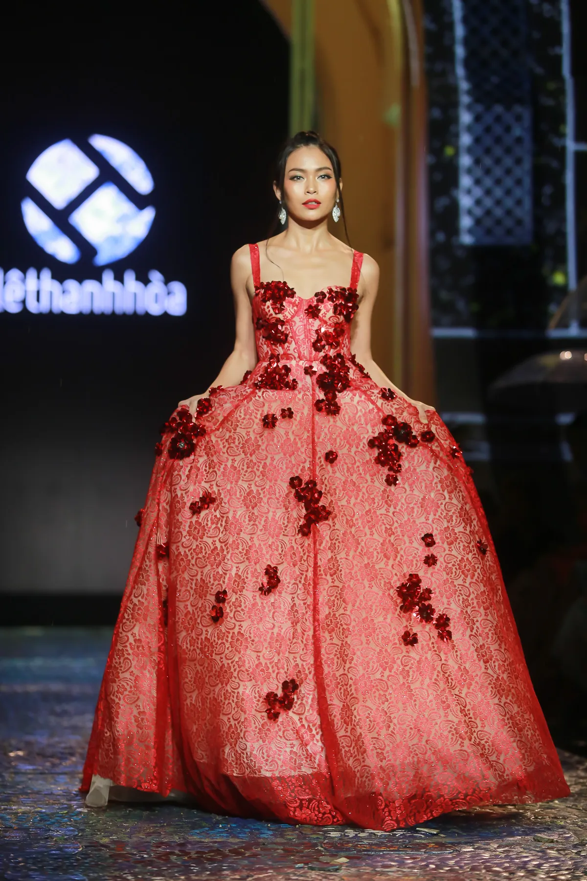 Bộ ba quán quân Vietnams Next Top Model quyến rũ khó cưỡng trên sàn catwalk - Ảnh 5.