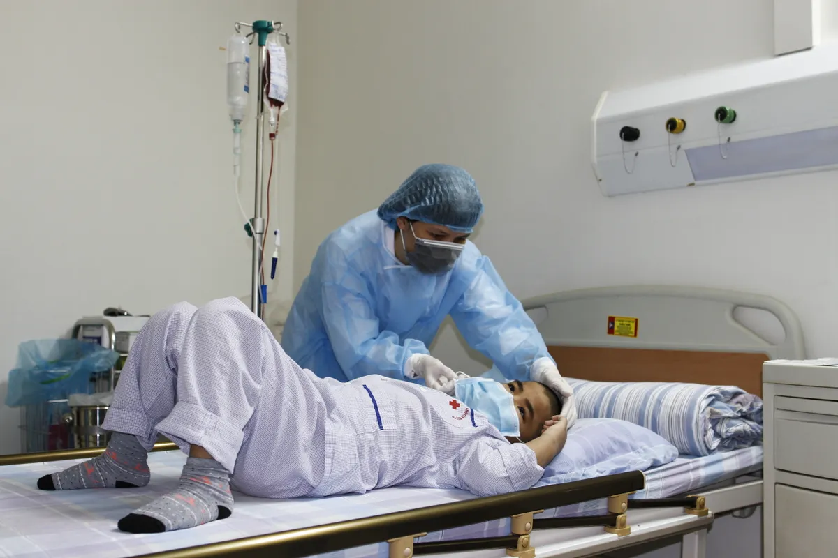 Vì sao nên cắt tóc trước khi điều trị hóa chất cho người mắc ung thư máu? - Ảnh 1.