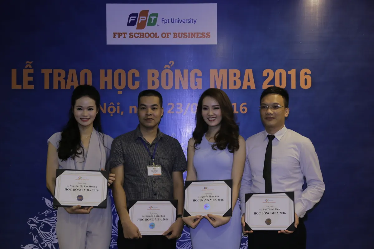 Á hậu Thụy Vân, MC Thu Hương nhận học bổng MBA - Ảnh 1.