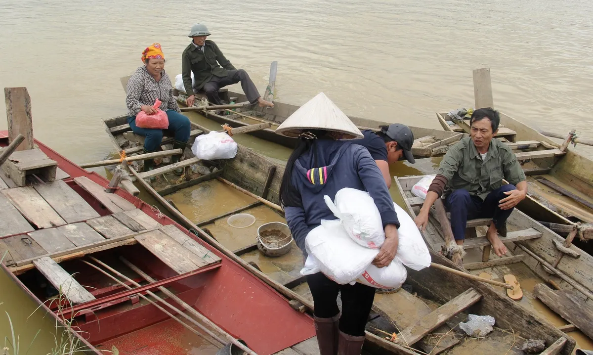 Hơn 4.000 suất quà dành tặng đồng bào miền Trung bị bão lũ - Ảnh 1.