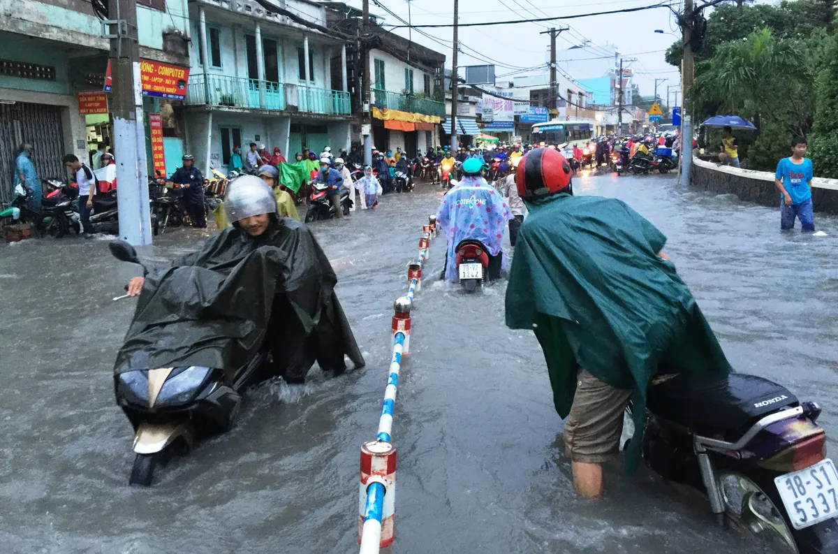 TP.HCM: Làm đường nhanh, để... xây cống chống ngập - Ảnh 1.