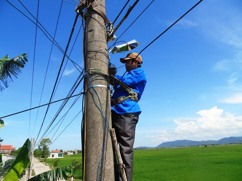 Quảng Bình: Thanh niên tình nguyện thắp sáng đường quê - Ảnh 1.