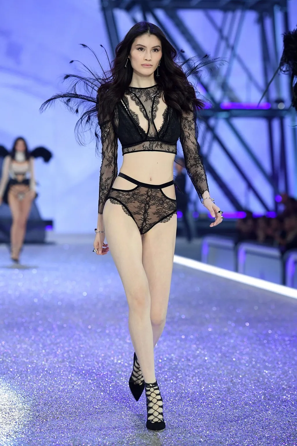 Mãn nhãn trước những màn trình diễn bốc lửa nhất Victorias Secret Fashion Show 2016 - Ảnh 18.