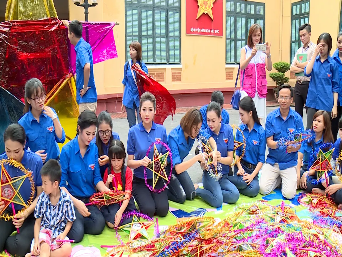 HH Ngọc Hân và Á hậu Tú Anh chung vui Trung thu với các em nhỏ - Ảnh 3.