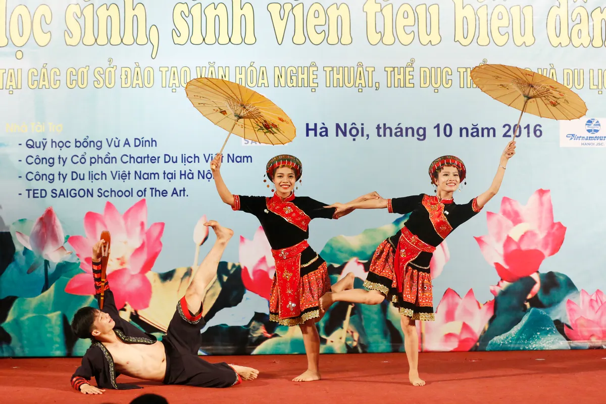 Tuyên dương giáo viên, học sinh, sinh viên, VĐV dân tộc thiểu số tiêu biểu năm 2016 - Ảnh 7.