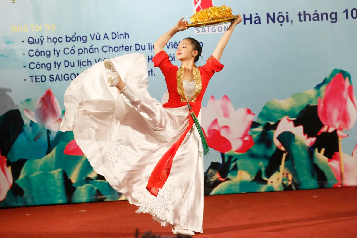 Tuyên dương giáo viên, học sinh, sinh viên, VĐV dân tộc thiểu số tiêu biểu năm 2016 - Ảnh 6.