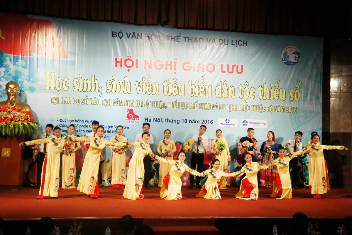 Tuyên dương giáo viên, học sinh, sinh viên, VĐV dân tộc thiểu số tiêu biểu năm 2016 - Ảnh 3.