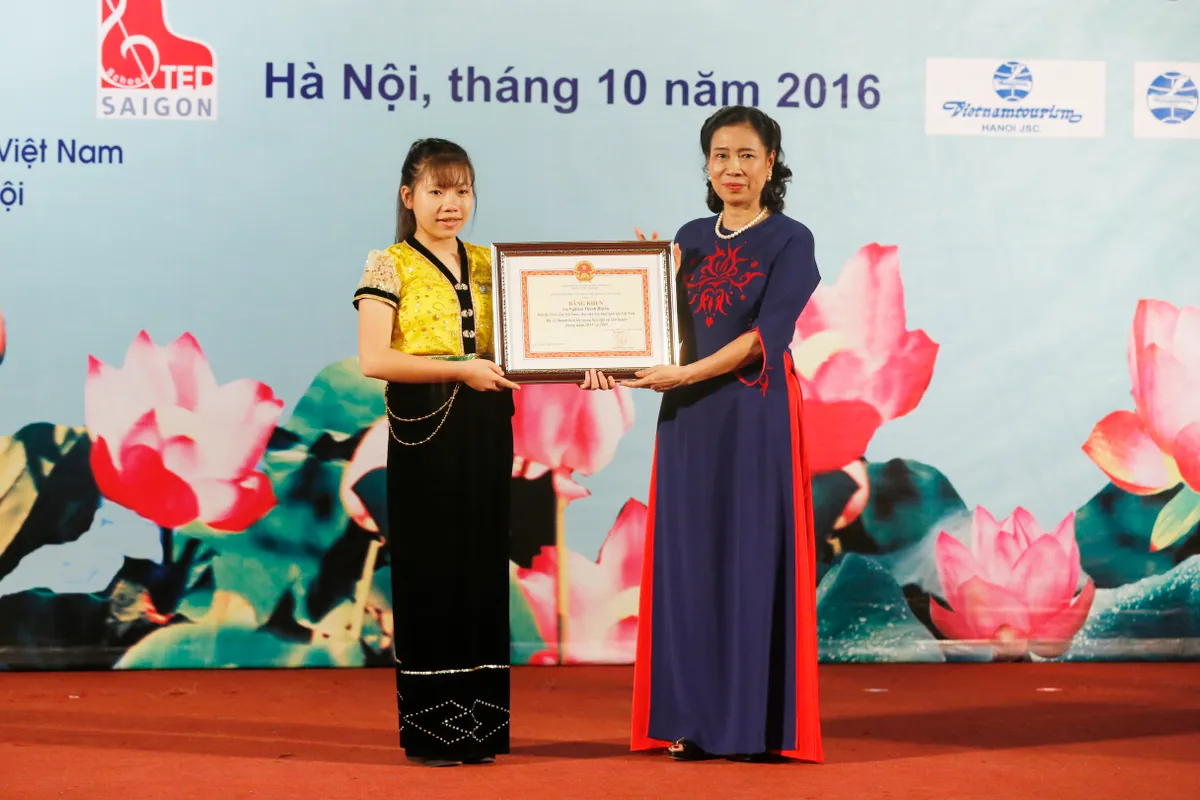 Tuyên dương giáo viên, học sinh, sinh viên, VĐV dân tộc thiểu số tiêu biểu năm 2016 - Ảnh 9.