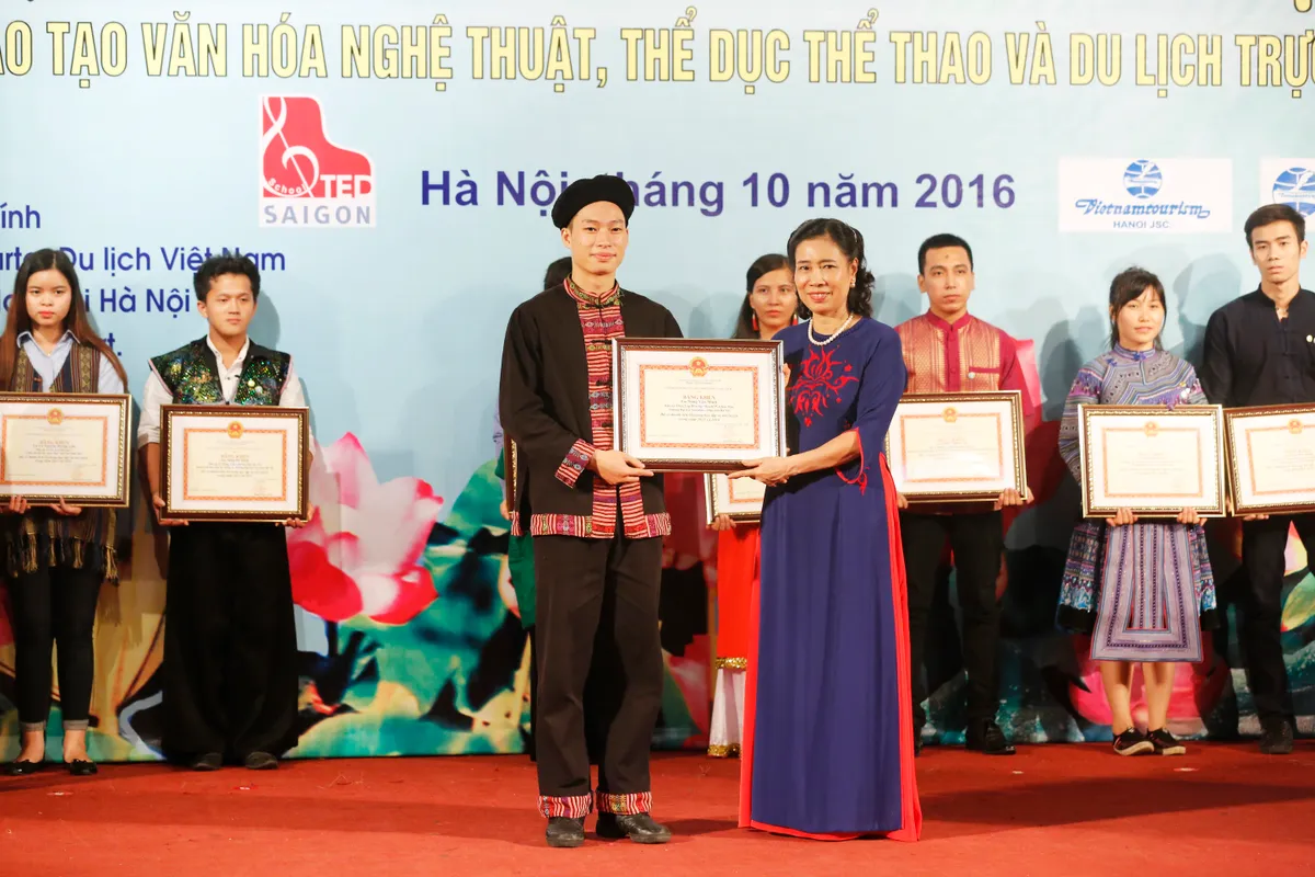 Tuyên dương giáo viên, học sinh, sinh viên, VĐV dân tộc thiểu số tiêu biểu năm 2016 - Ảnh 12.