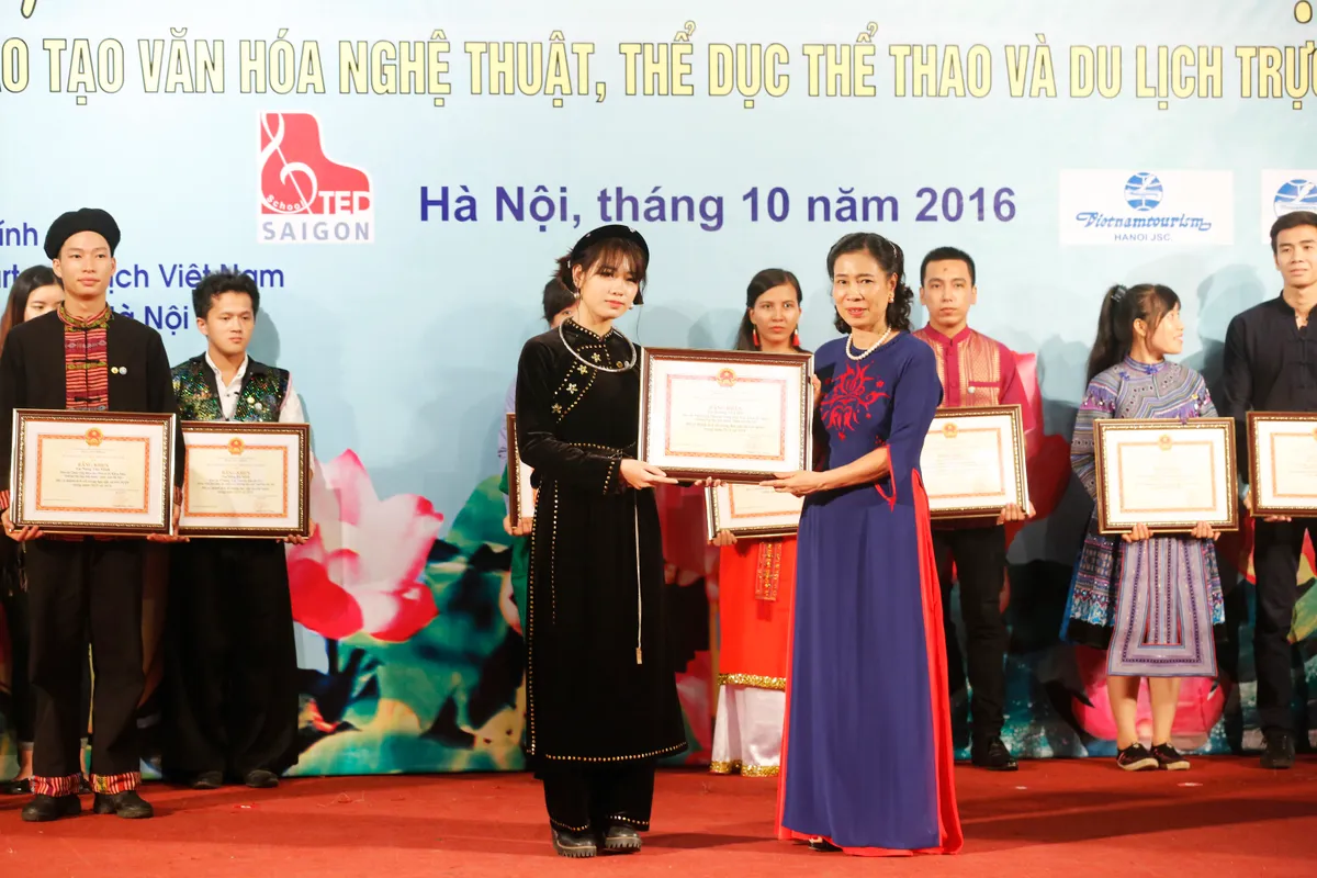 Tuyên dương giáo viên, học sinh, sinh viên, VĐV dân tộc thiểu số tiêu biểu năm 2016 - Ảnh 13.