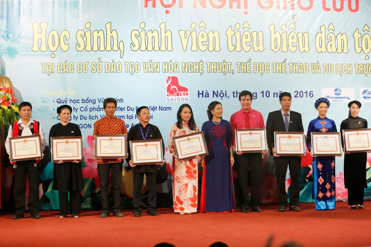 Tuyên dương giáo viên, học sinh, sinh viên, VĐV dân tộc thiểu số tiêu biểu năm 2016 - Ảnh 18.