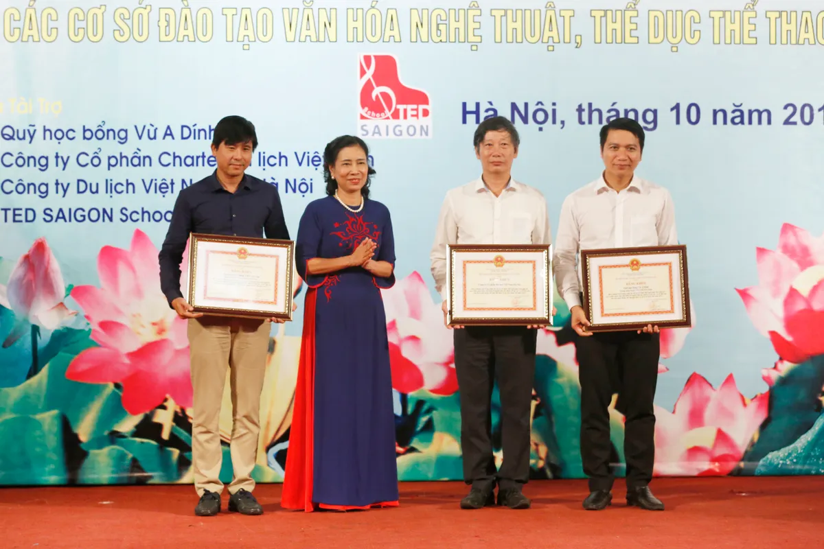 Tuyên dương giáo viên, học sinh, sinh viên, VĐV dân tộc thiểu số tiêu biểu năm 2016 - Ảnh 19.