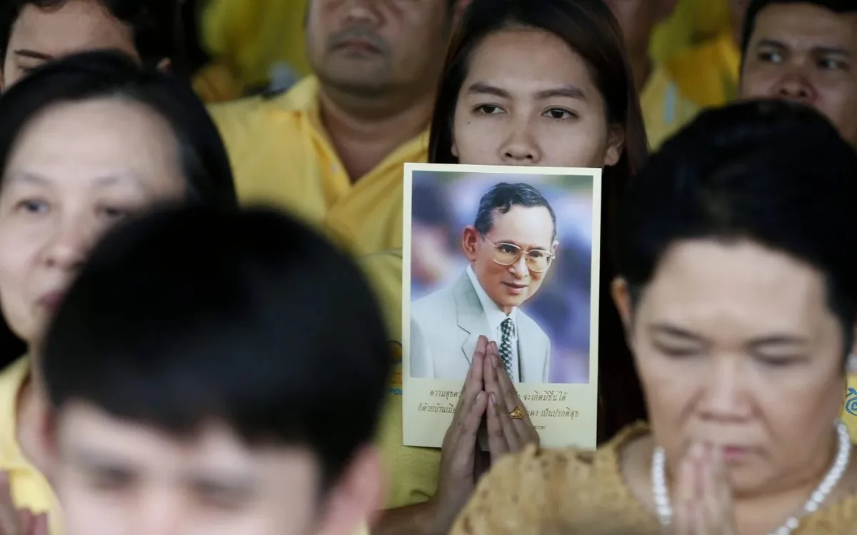 Người dân Thái Lan khóc nghẹn, tiếc thương Nhà vua Bhumibol Adulyadej - Ảnh 4.