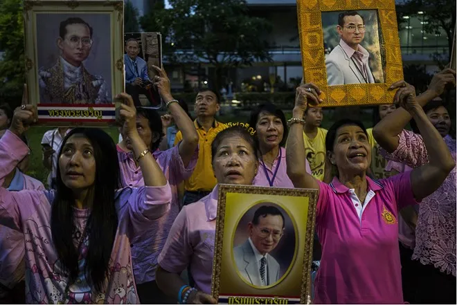 Người dân Thái Lan khóc nghẹn, tiếc thương Nhà vua Bhumibol Adulyadej - Ảnh 7.