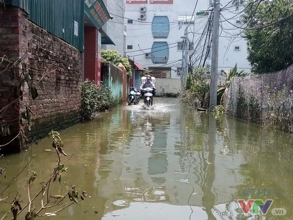 Nước ngập như sông giữa lòng Thủ đô sau 6 ngày bão qua - Ảnh 2.