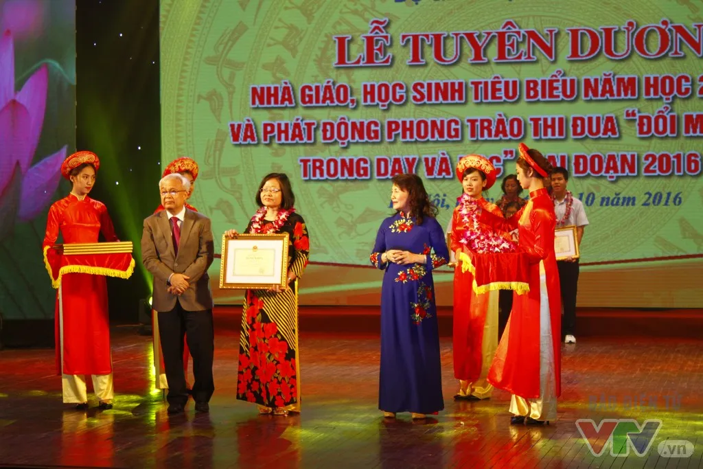 Tuyên dương 252 nhà giáo, học sinh tiêu biểu năm học 2015-2016 - Ảnh 4.