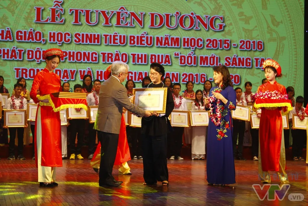 Tuyên dương 252 nhà giáo, học sinh tiêu biểu năm học 2015-2016 - Ảnh 3.